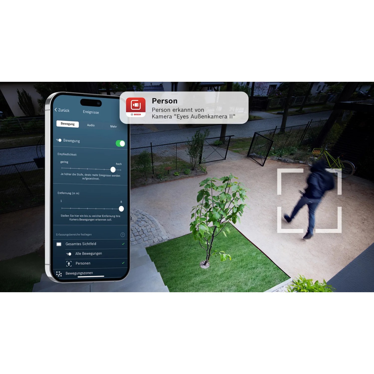 Bosch Smart Home Eyes II Außenkamera in Silber mit Personenerkennung im Garten.