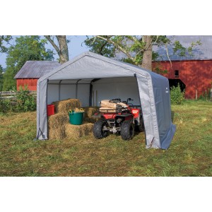 Graues Shelter Logic Metall-Gerätehaus (13,7 m²) mit Quad, Heuballen und Eimer im Garten.