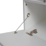 Detail der weißen TV-Rack Klapptür mit Metallscharnieren und einstellbarer Zugstange für das Staufach.