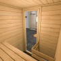 Innenansicht der Weka Massivholzsauna Valida 1 mit Glastür und Sitzbänken aus Fichtenholz.