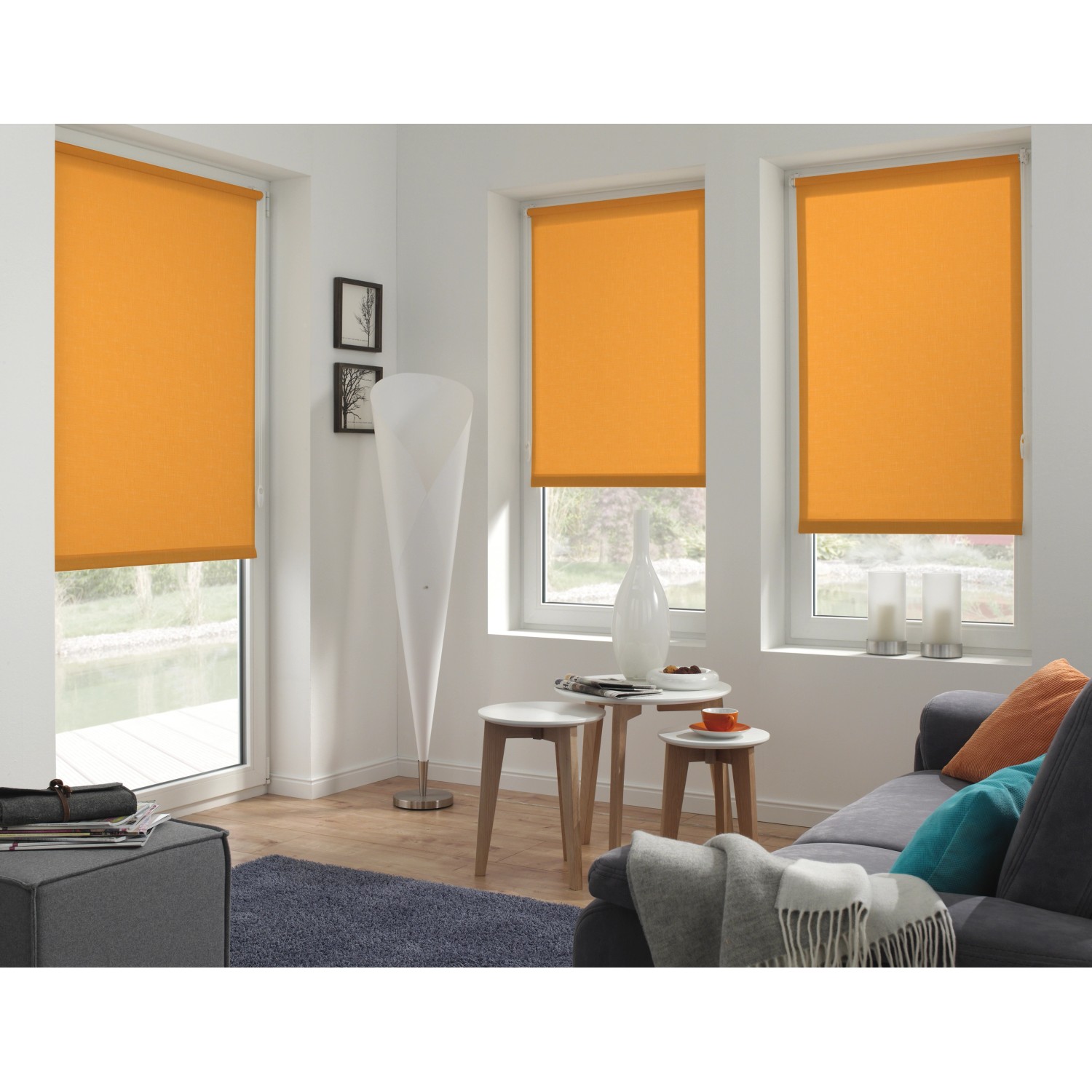 Orangefarbenes Gardinia EasyFix Rollo, 120x150 cm, in Wohnraumumgebung.