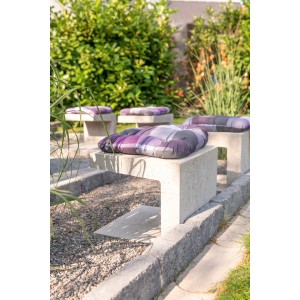 Diephaus U-Steine grau als Gartenmöbel mit Kissen, vielseitig einsetzbar.