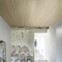 Helle Grosfillex Wandverkleidung Element 3D Optik Linio Ash Light an einer Decke montiert.