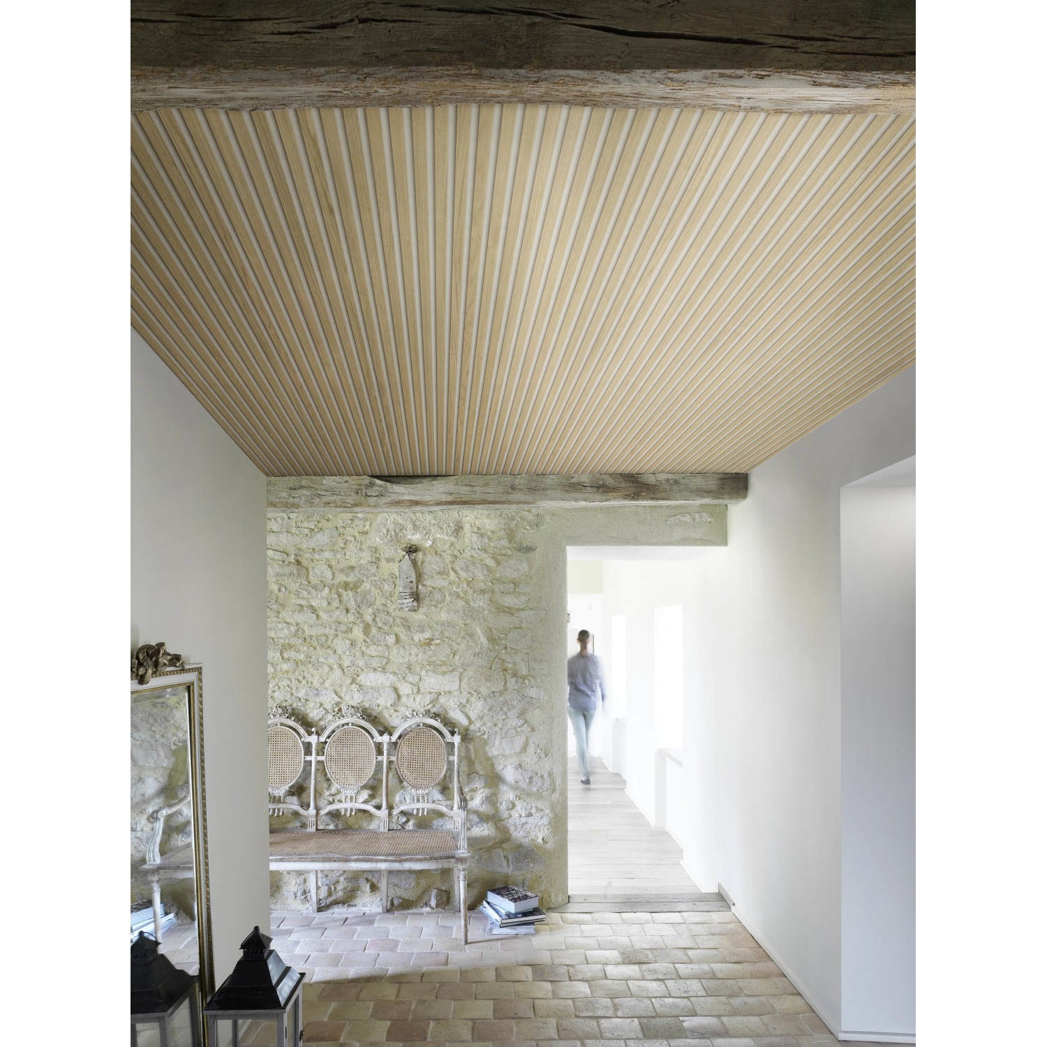 Helle Grosfillex Wandverkleidung Element 3D Optik Linio Ash Light an einer Decke montiert.