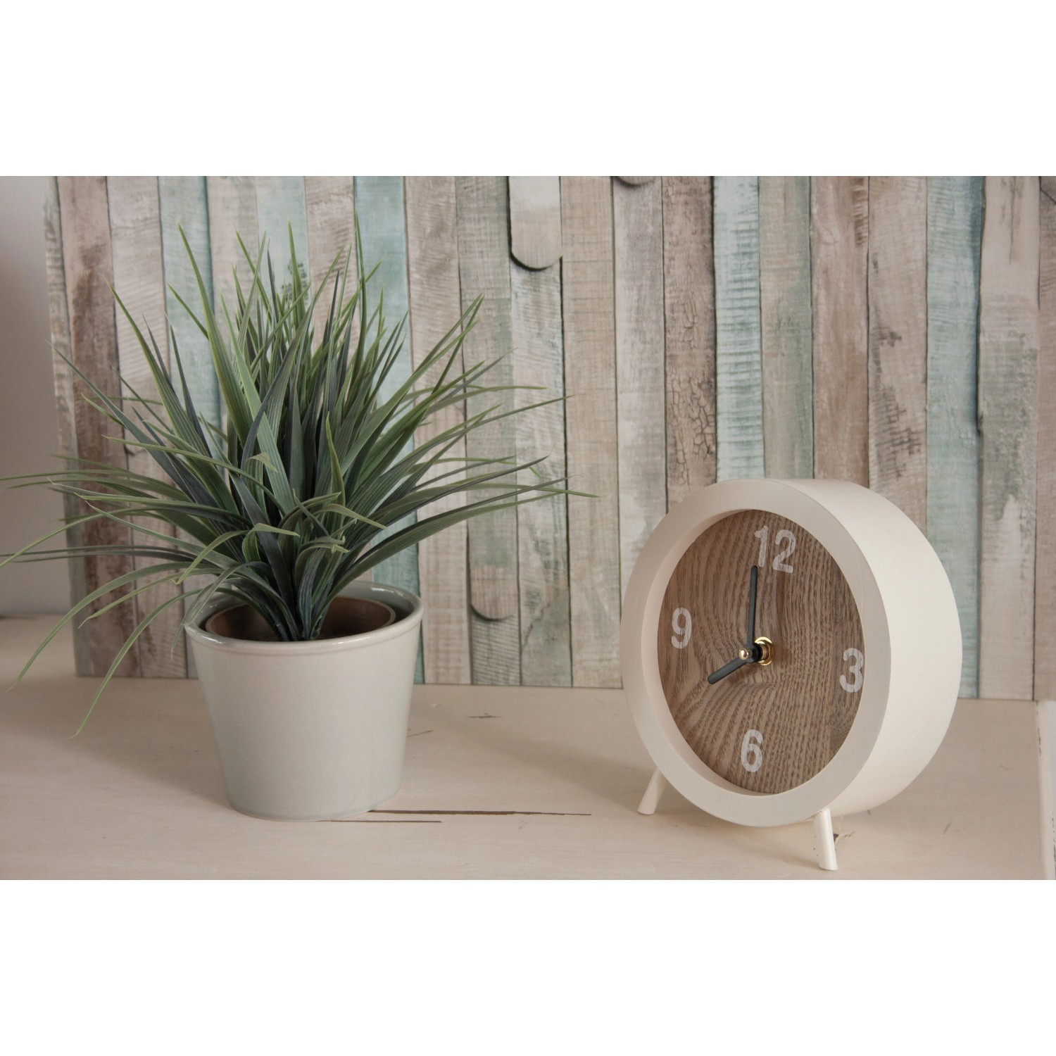 Dekorative d-c-fix Klebefolie Rio Ocean als Wandgestaltung mit Uhr und Pflanze.