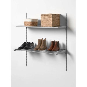 Metall-Drahtboden-Set, 25,5x80,5 cm, weiß-alu, mit Schuhen und Körben auf Regalböden.