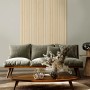 Grosfillex Wandpaneel Element 3D Optik Linio Ash Light hinter Sofa im Wohnzimmer.