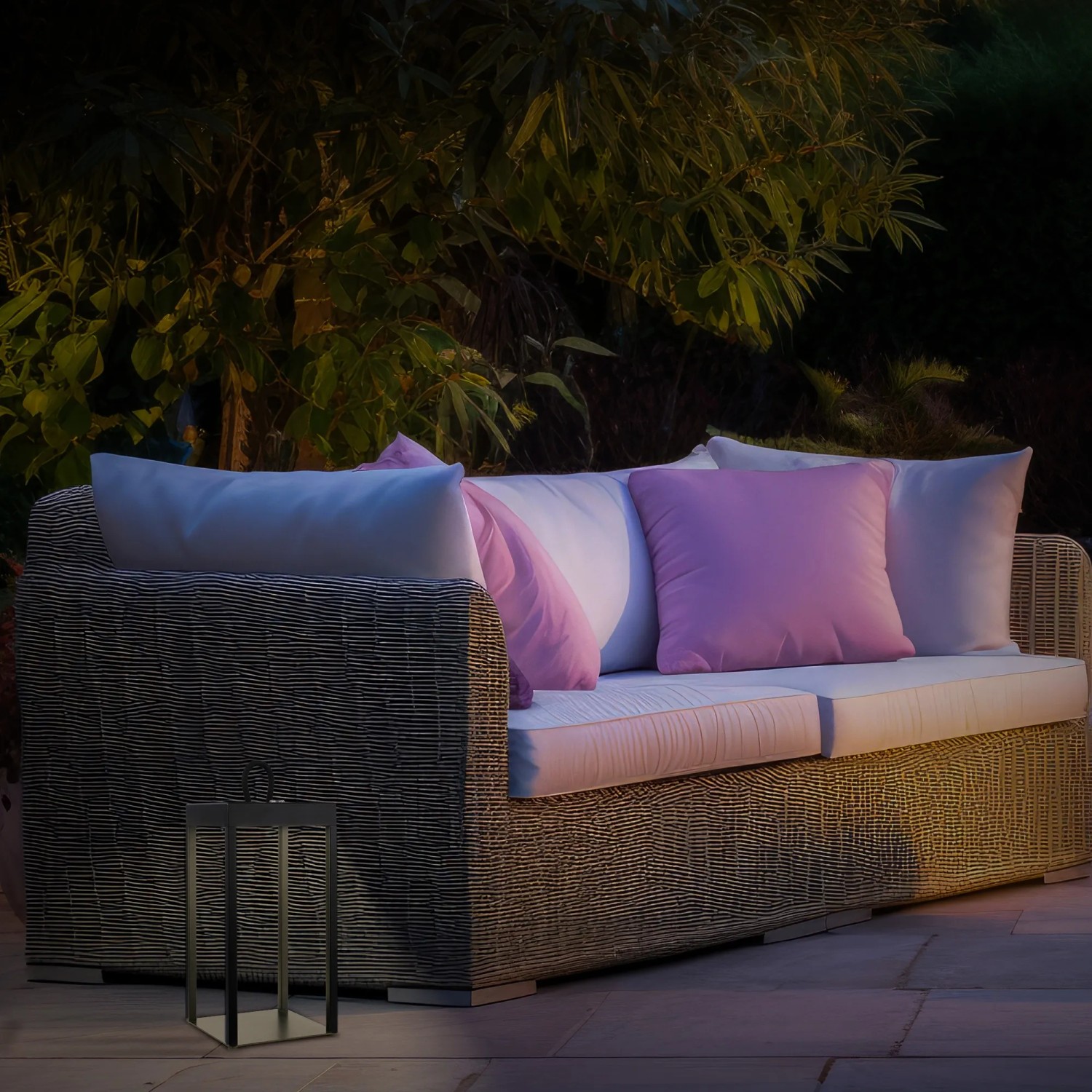 Schwarze Brilo LED Laterne Luca, dimmbar und spritzwassergeschützt, neben einer Gartenbank.