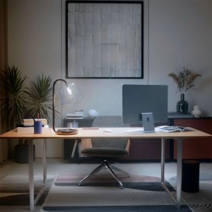 Moderne Schreibtischlampe beleuchtet einen Arbeitsplatz. Philips Hue E14 Leuchtmittel für smartes, einstellbares Licht.