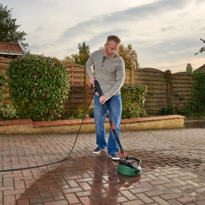Bosch Aquasurf 280 Multi-Flächenreiniger im Einsatz auf einer Terrasse.