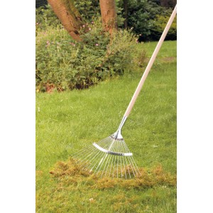 LUX Gerätestiel Classic 180 cm mit Rechen im Einsatz auf Rasen.