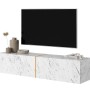 Selsey TV-Hängeboard Bisira 140 cm in weißer Marmoroptik mit goldenem Einsatz, TV darüber montiert.