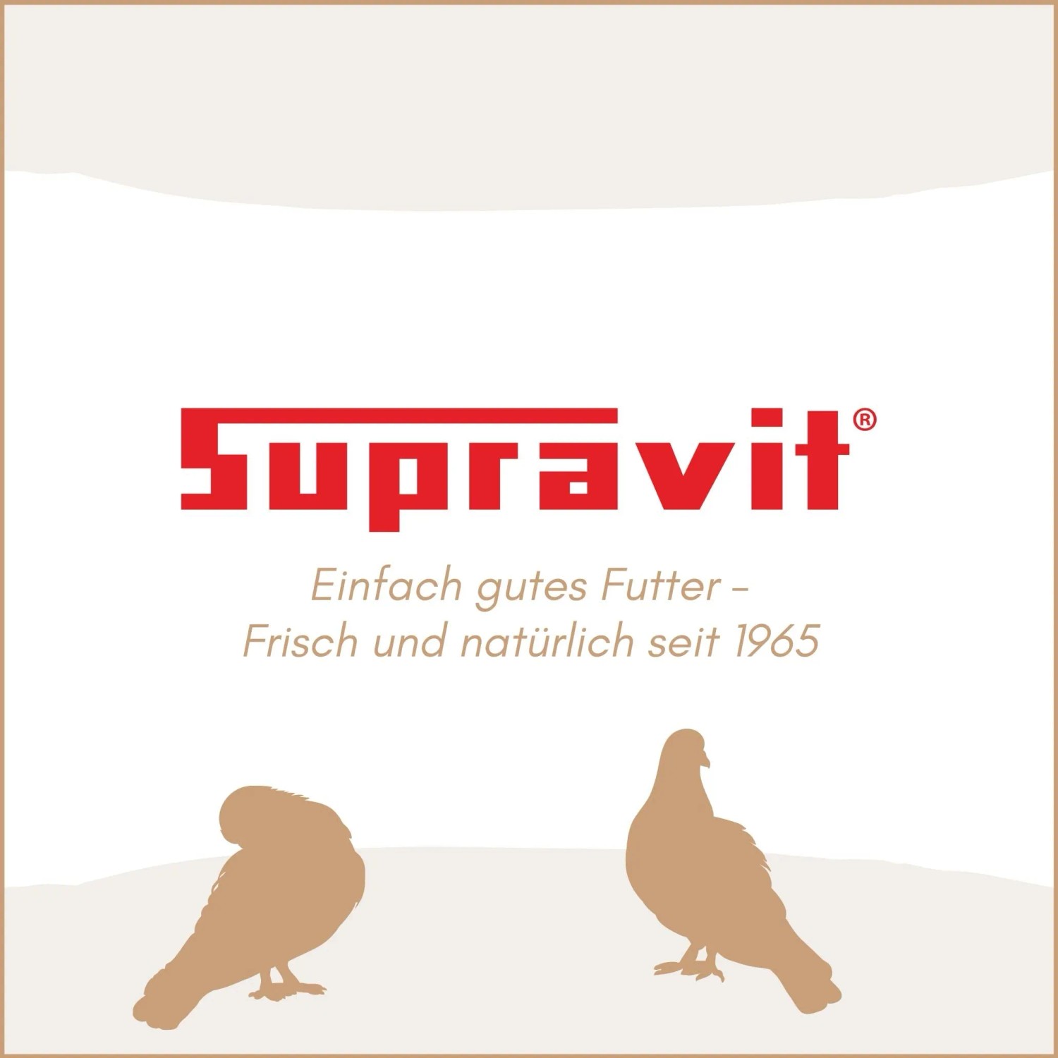 Supravit Logo mit rotem Schriftzug, Slogan und zwei braunen Tauben-Silhouetten. Taubenfutter ohne Weizen.