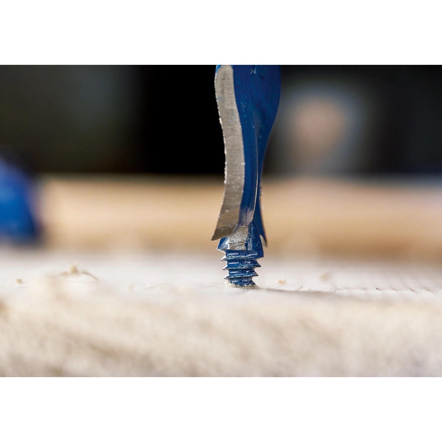 Bosch Flachfräsbohrer Expert Self Cut Speed 26mm beim Bohren in Holz.