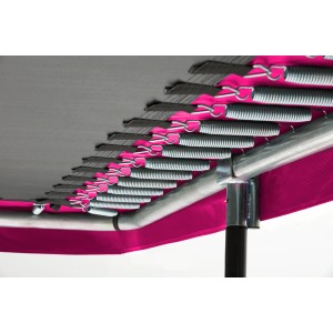 Detailaufnahme: Pinkes Salta Trampolin Comfort Edition, Federn und Sprungtuch im Fokus.