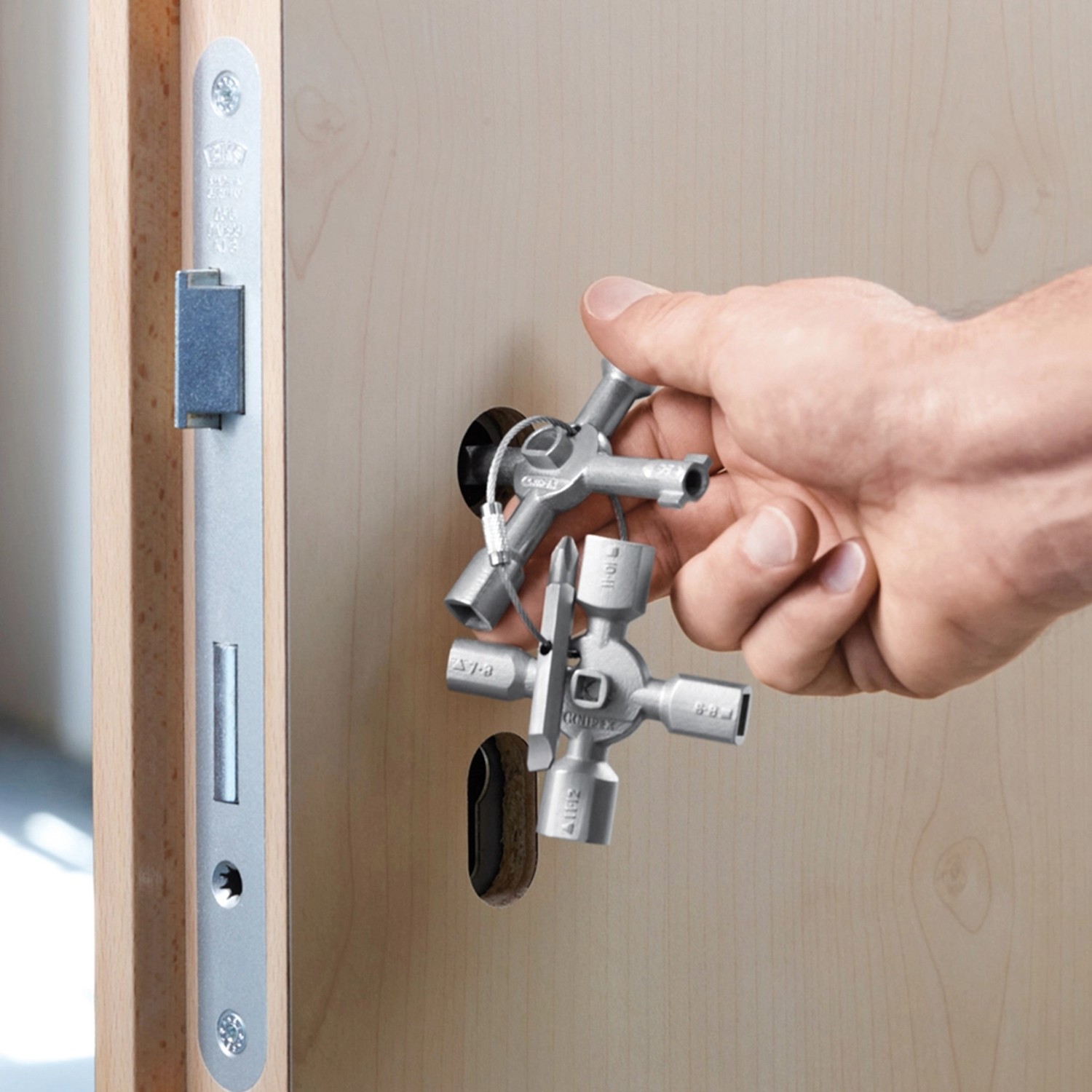 Knipex TwinKey 95 mm Universal-Schlüssel im Einsatz an einer Tür.