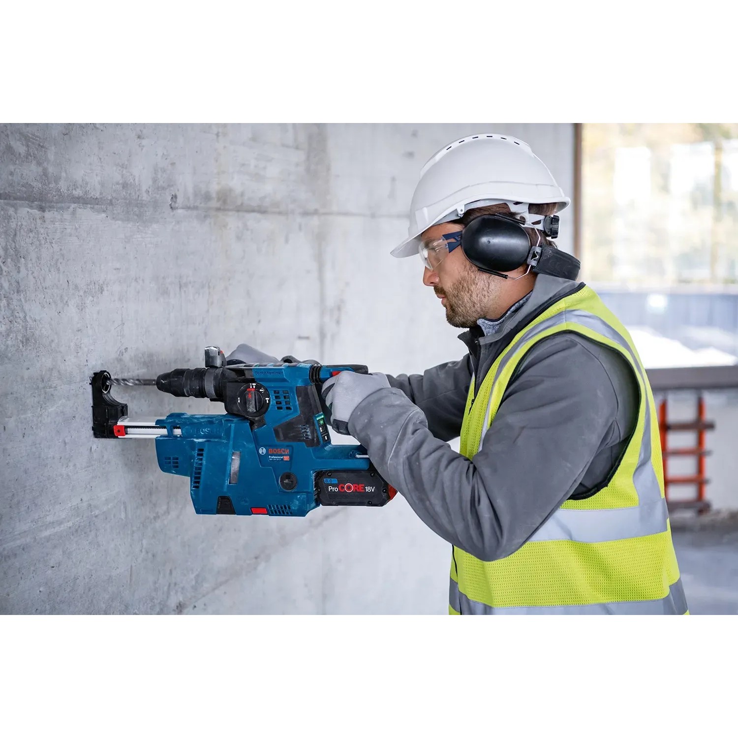 Bosch Professional Akku-Bohrhammer GBH 18V-28 CF im Einsatz beim Bohren in Betonwand.