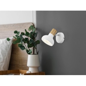 Weißer Reality Strahler Latika mit Holzdetails, einflammig, zur Wandmontage.