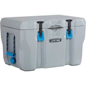 Dunkelgraue Kühlbox aus Kunststoff mit Tragegriffen und blauem Akzent, 68x44x45 cm.