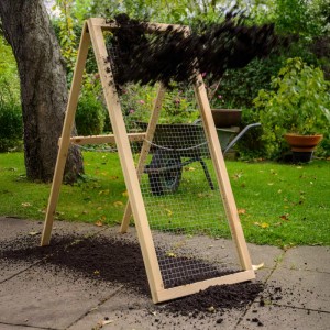 Stehendes Kompostsieb aus Douglasie von Dobar beim Sieben von Erde im Garten.
