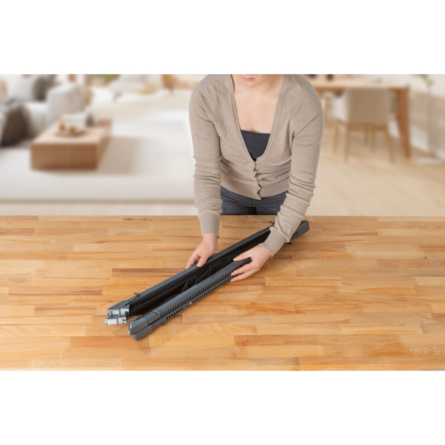 Easymaxx Moskitonetz Magic Fit, anthrazit, wird auf einem Tisch montiert.