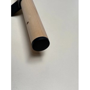 Handlauf aus heller Fichte, Ø40 mm, mit schwarzer Endkappe und Anthrazit-Konsole. Ideal für Geländer.