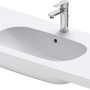 Weißes Duravit D-Code Möbelwaschbecken, 105 cm breit, mit Hahnloch und Überlauf.