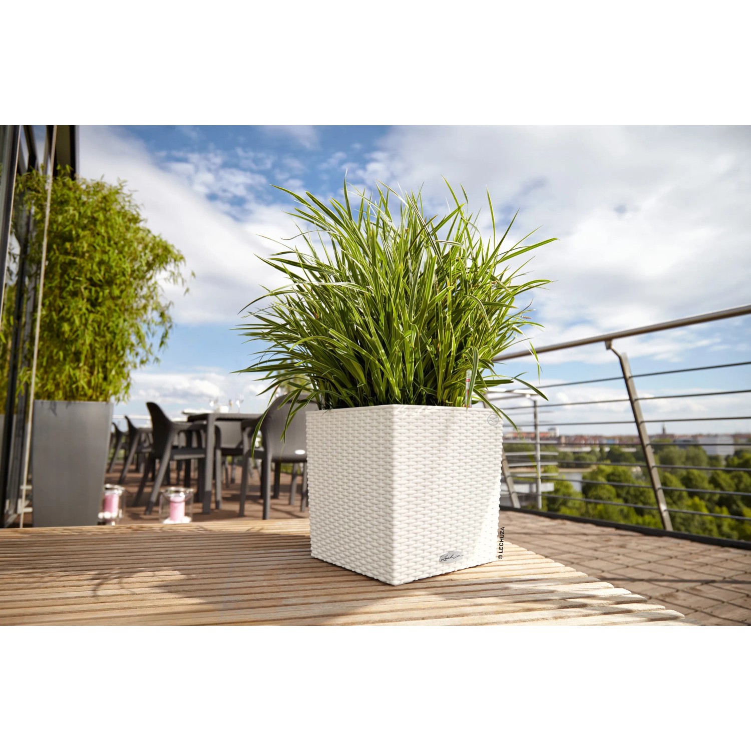 Weißer Lechuza Cube Cottage Pflanzkübel (50x50x50 cm) mit Pflanze auf einer Terrasse.