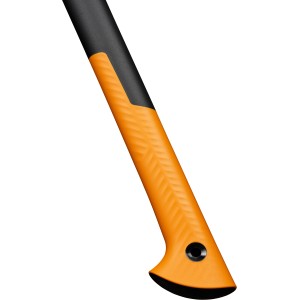 Detailaufnahme: Griff der Fiskars Universalaxt X24, orange mit schwarzem Stiel.