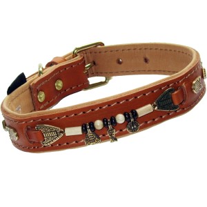 Cognacfarbenes Heim Hundehalsband Buffalo, 25mm breit, mit Ziernieten und Anhängern.