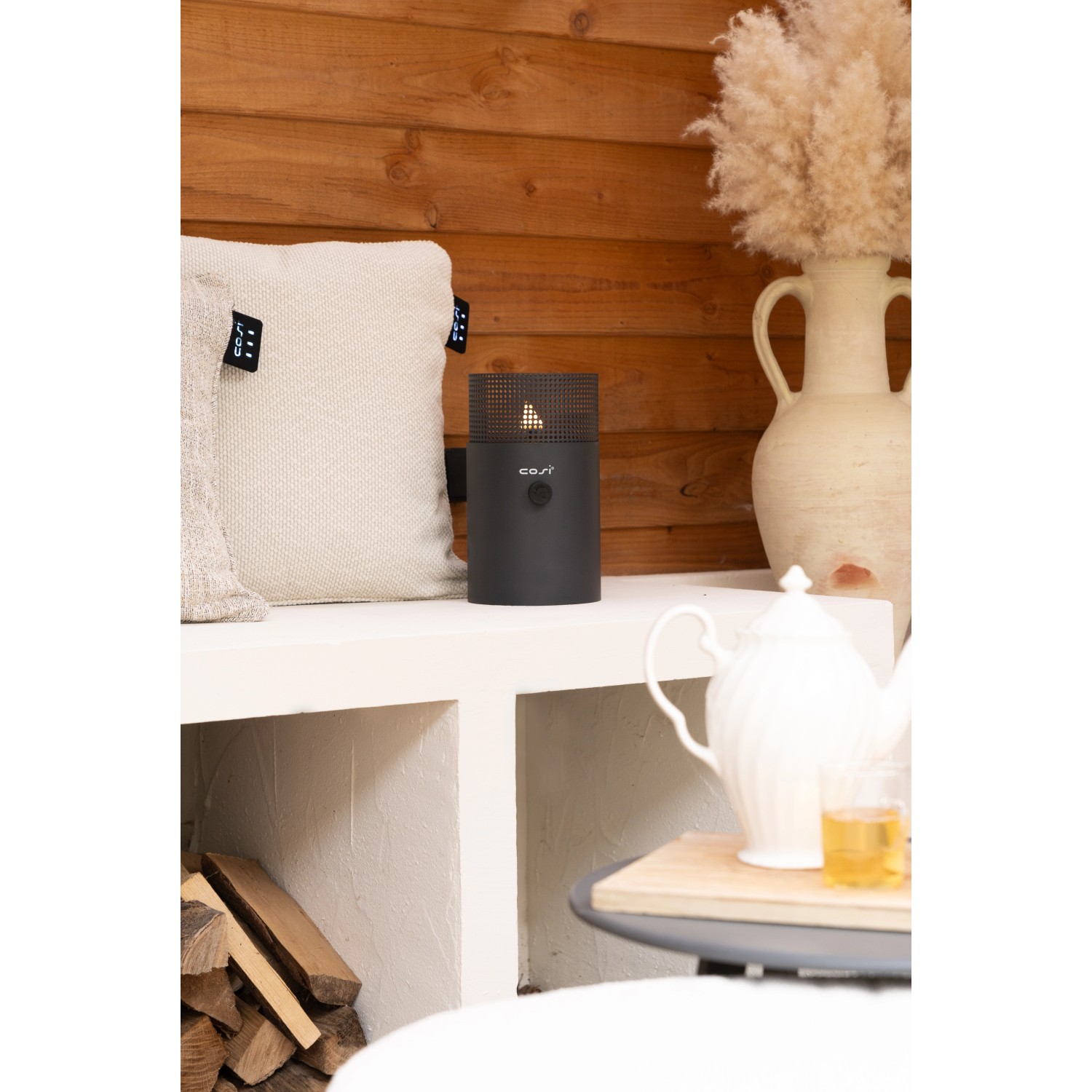 Anthrazitfarbene Cosi Gaslaterne Cosiscoop Dot (Ø 16 x 27 cm) für stimmungsvolle Terrassenbeleuchtung.