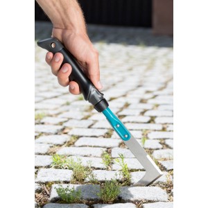 Gardena Fugenkratzer im Einsatz zum Entfernen von Unkraut zwischen Pflastersteinen.