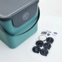 Rotho Müllsystem Albula 40L in Anthrazit/Türkis mit Aufklebern zur Mülltrennung.