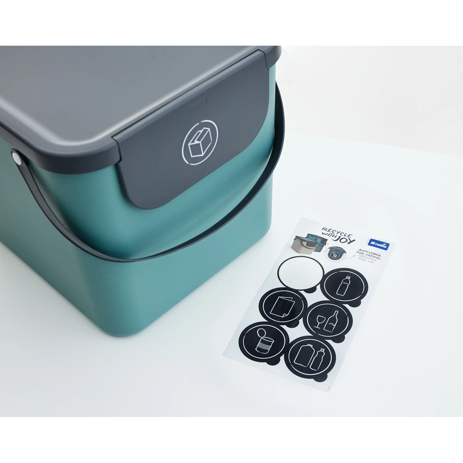 Rotho Müllsystem Albula 40L in Anthrazit/Türkis mit Aufklebern zur Mülltrennung.