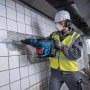 Bosch Professional Akku-Bohrhammer GBH 18V-40C in Aktion beim Bohren in eine geflieste Wand.