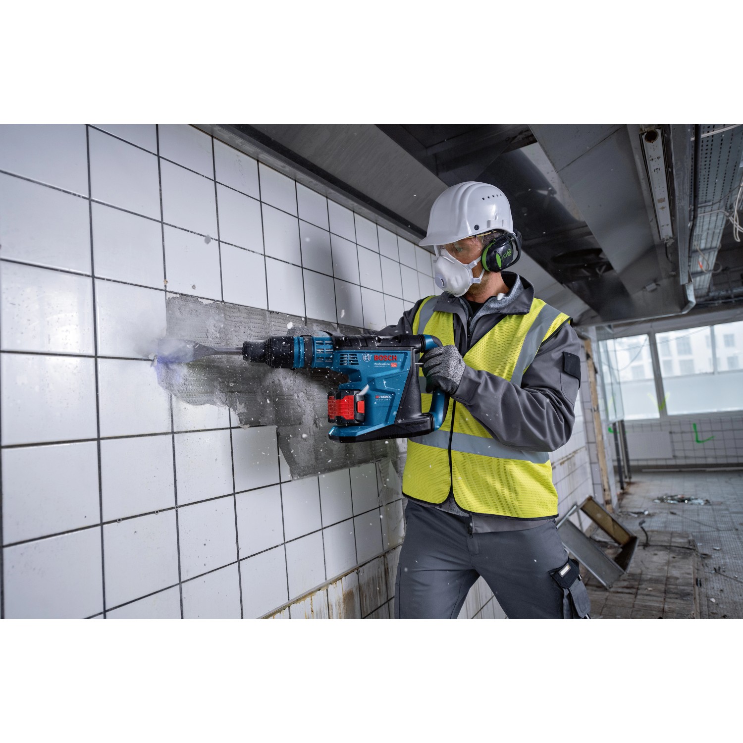Bosch Professional Akku-Bohrhammer GBH 18V-40C in Aktion beim Bohren in eine geflieste Wand.