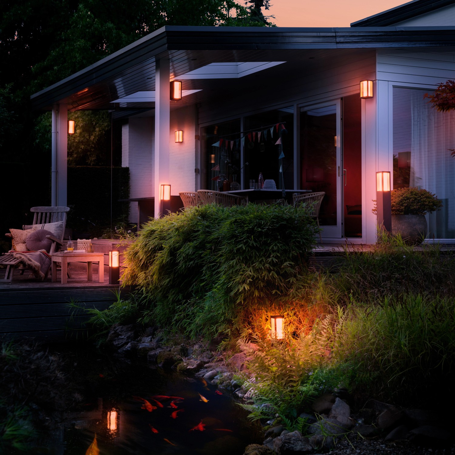 Philips Hue Impress Sockelleuchte, smarte Gartenbeleuchtung mit Farbwechsel für stimmungsvolle Atmosphäre.