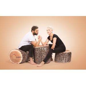 Sitting Point Hocker Wood, 100 l, Natur Holzoptik-Muster, zwei Personen sitzen auf den Sitzsäcken.