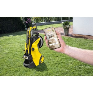 Gelber Kärcher K 5 Premium Smart Control Hochdruckreiniger mit App-Steuerung im Garten.