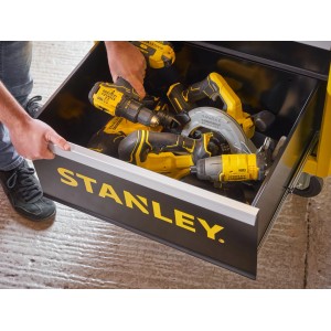 Offene Schublade eines Stanley Werkstattwagens mit gelben Werkzeugen.