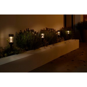 Mehrere Luxform Solar-Steckleuchten Modell Rennes AYR 5 lm beleuchten einen Gartenweg.