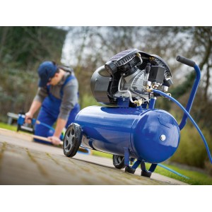 Blauer OBI Kompressor mit Zubehör im Einsatz, befestigt mit LUX Schlauchschellenset.