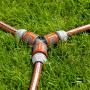 Gardena Abzweig-Satz 13 mm (1/2) auf Rasen. Y-Verteiler für Gartenbewässerung.