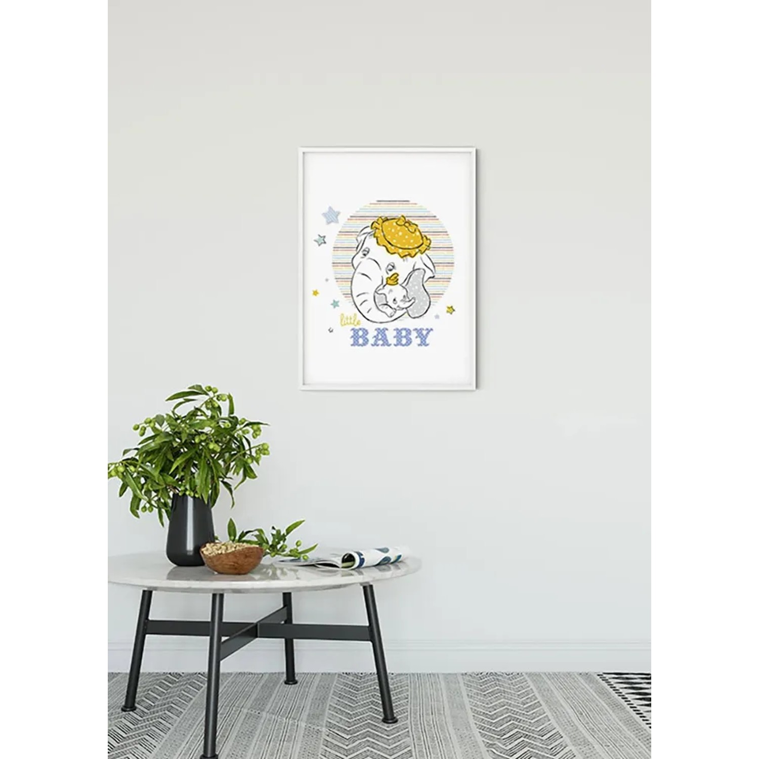 Wandbild: Dumbo Baby im weißen Rahmen, 30x40 cm, niedliches Elefanten-Motiv für Kinderzimmer.