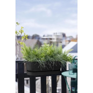 Schwarzer Elho Greenville Easy Balcony Hängetopf (52cm) mit grünen Pflanzen auf einem Balkongeländer.