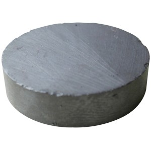 Schwarzer, runder Hettich Pinnwandmagnet, 30 mm Durchmesser, für Möbelausstattung.