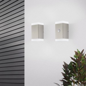 Zwei EGLO CARPINERA LED Außenwandleuchten aus Edelstahl, eckig, 2-flammig, an einer Wand.