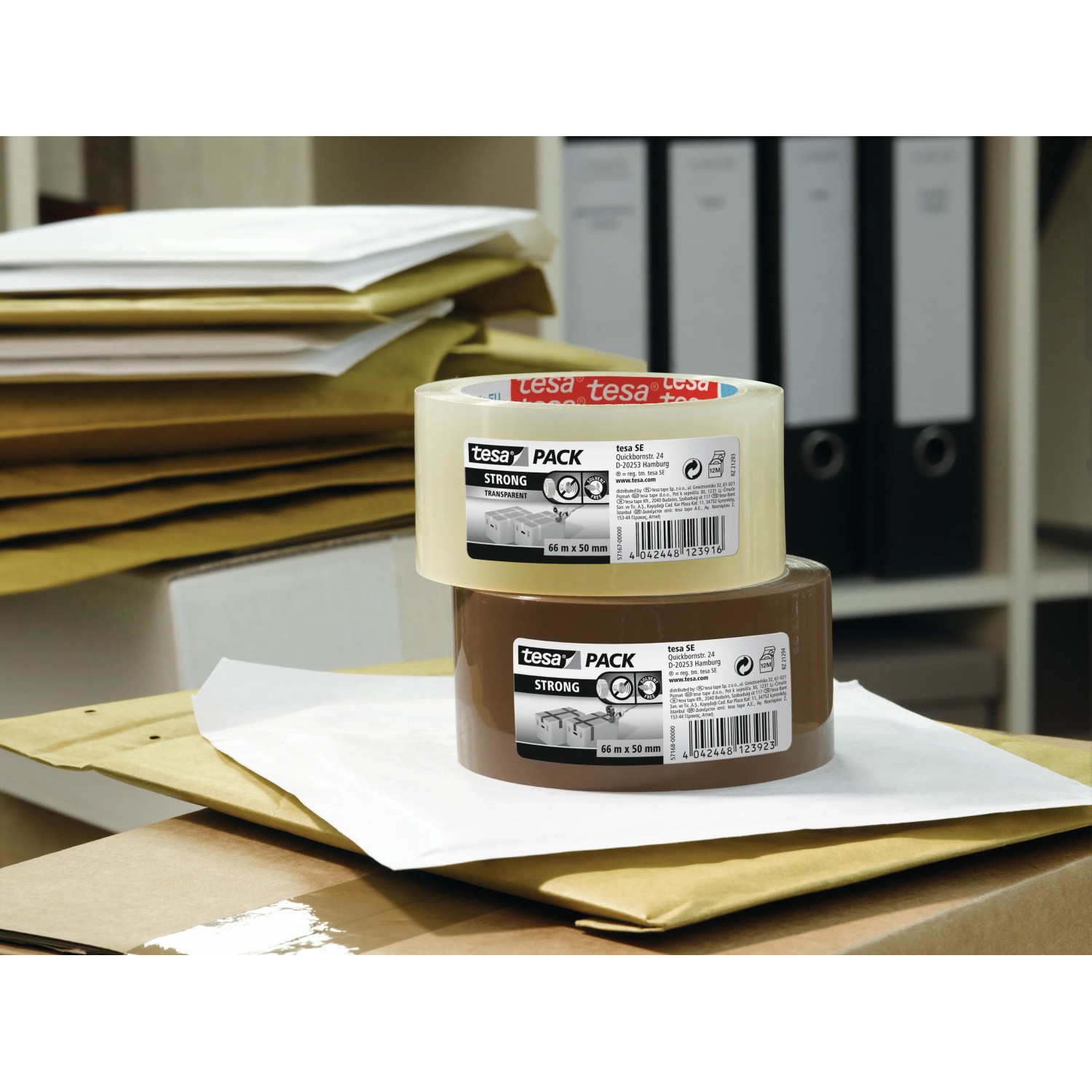 Tesapack Strong Packband, braun und transparent, 66 m x 50 mm, auf Briefumschlägen.