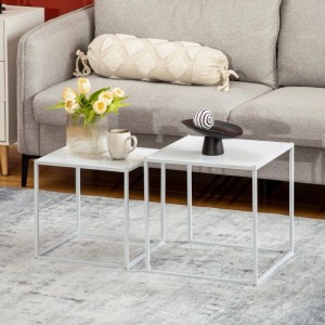 Weißes HOMCOM Couchtisch-Set aus Stahl, zwei quadratische Beistelltische neben grauem Sofa. Modernes Design für Wohnzimmer.