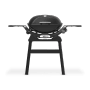 Schwarzer Weber Gasgrill Q2200N mit Stand und Seitentischen.